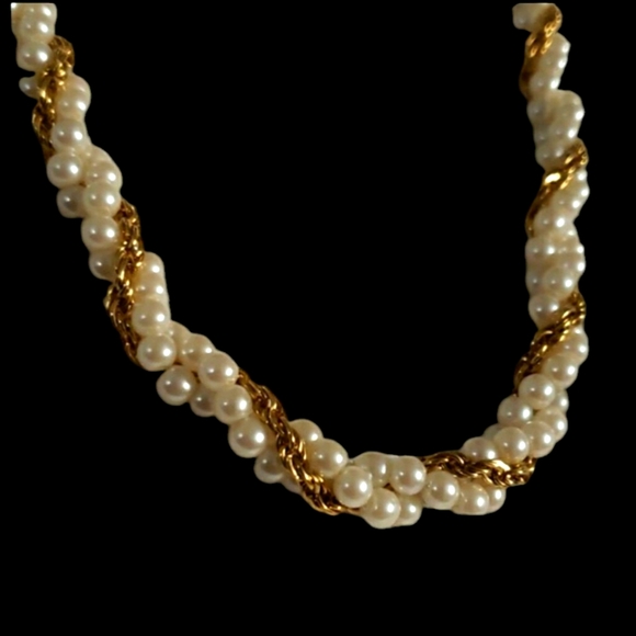 White Faux Twisted Seed Pearl Necklace & Gold Tone Chain Accent Threaded . - Picture 3 of 9